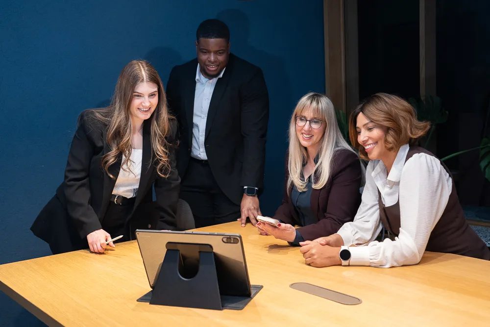Das Team von Financial Trust Consulting in einem Beratungsgespräch